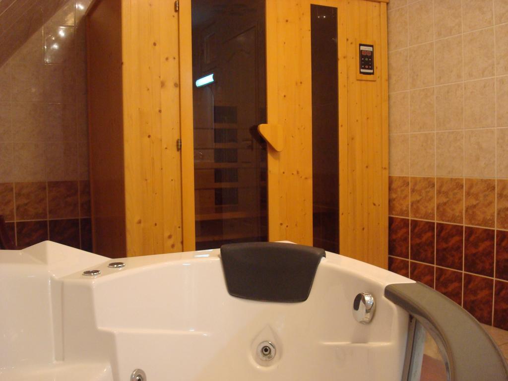 Hotel Arany Trofea Eger Ngoại thất bức ảnh